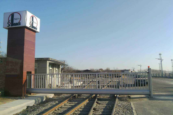 新疆悬浮门安装厂家